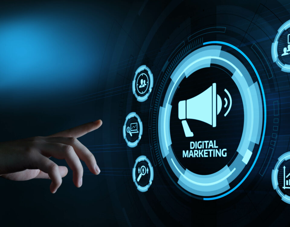 Doigt pointant vers les éléments du marketing digital pour les PMI
